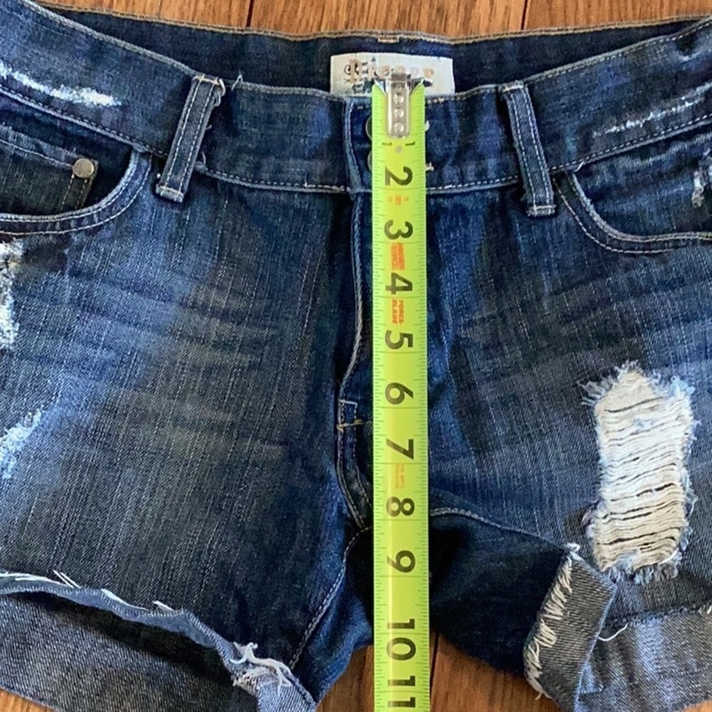 Decree distressed, medium wash denim blue jean shorts. Size 7 - Picture 11 of 12